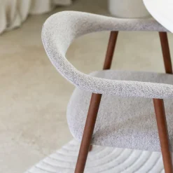 Stoelen|Ygo Armstoel COLETTE Monza Beige - Poot Walnoot