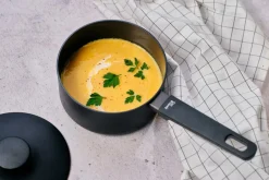 Potten & Pannen|Ygo Sauspan FULL BLACK Alu Zwart M/Deksel